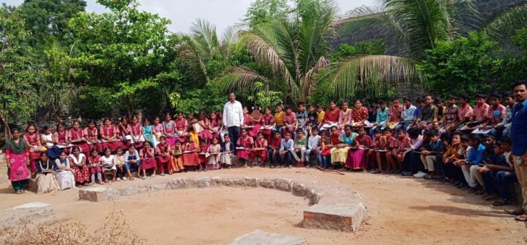 రాజావారి కోటని సందర్శించిన విద్యార్థులు
