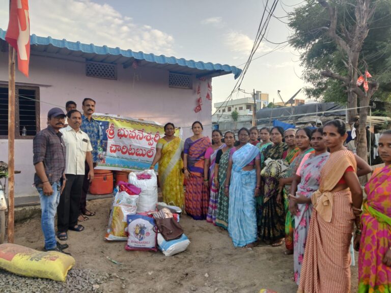 వరద బాధితులకు నిత్యావసర సరుకులు పంపిణీ