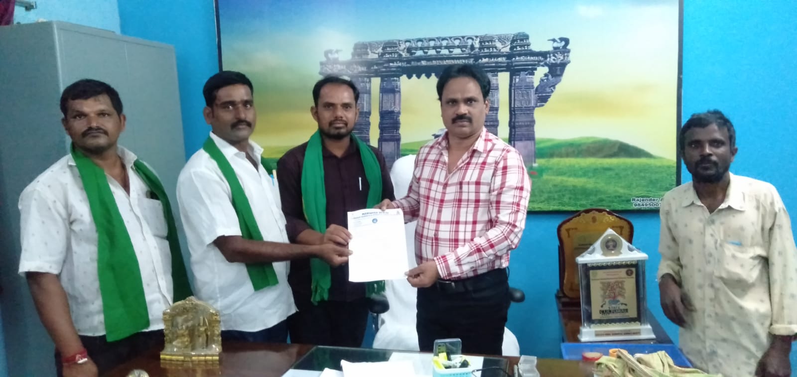 మెస్ కస్మాటిక్ ఛార్జీలు పెంచాలి