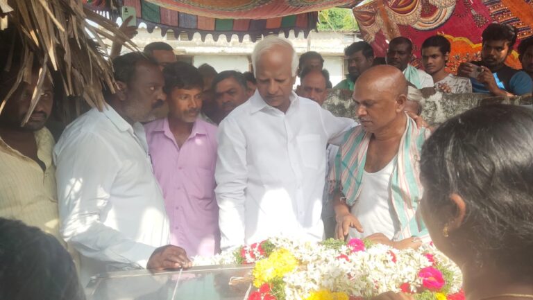 పలువురిని పరామర్శించిన కడియం శ్రీహరి