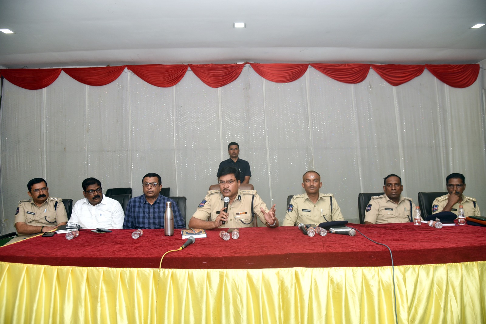 నిజాయితీగా వ్యాపారం చేయండి లేదంటే చర్యలు తప్పవు