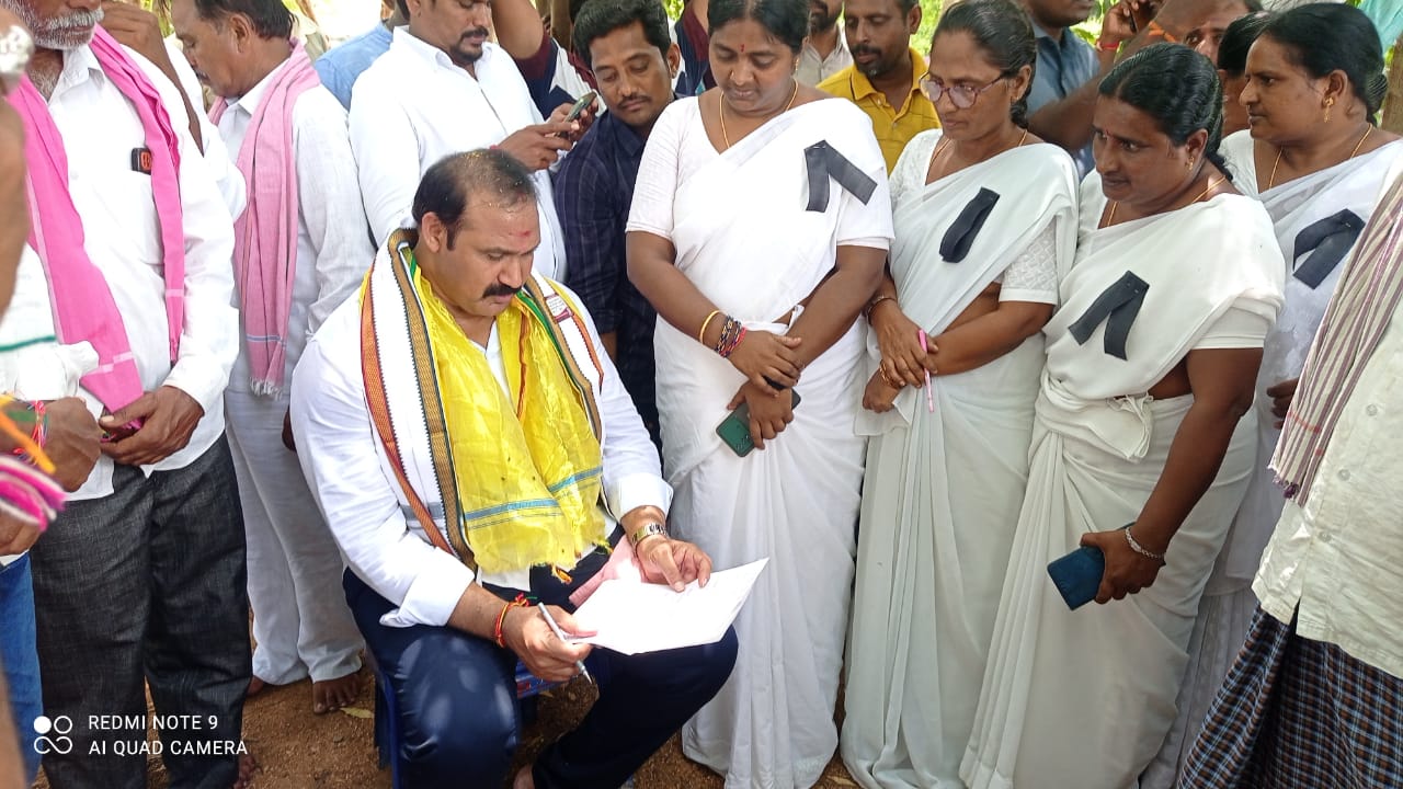 ఎమ్మెల్యేకు వినతి పత్రం అందజేత