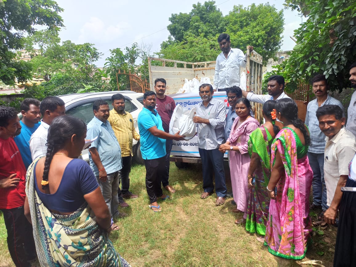 వరద బాధితులకు సర్ఫ్ ఉద్యోగుల అండ