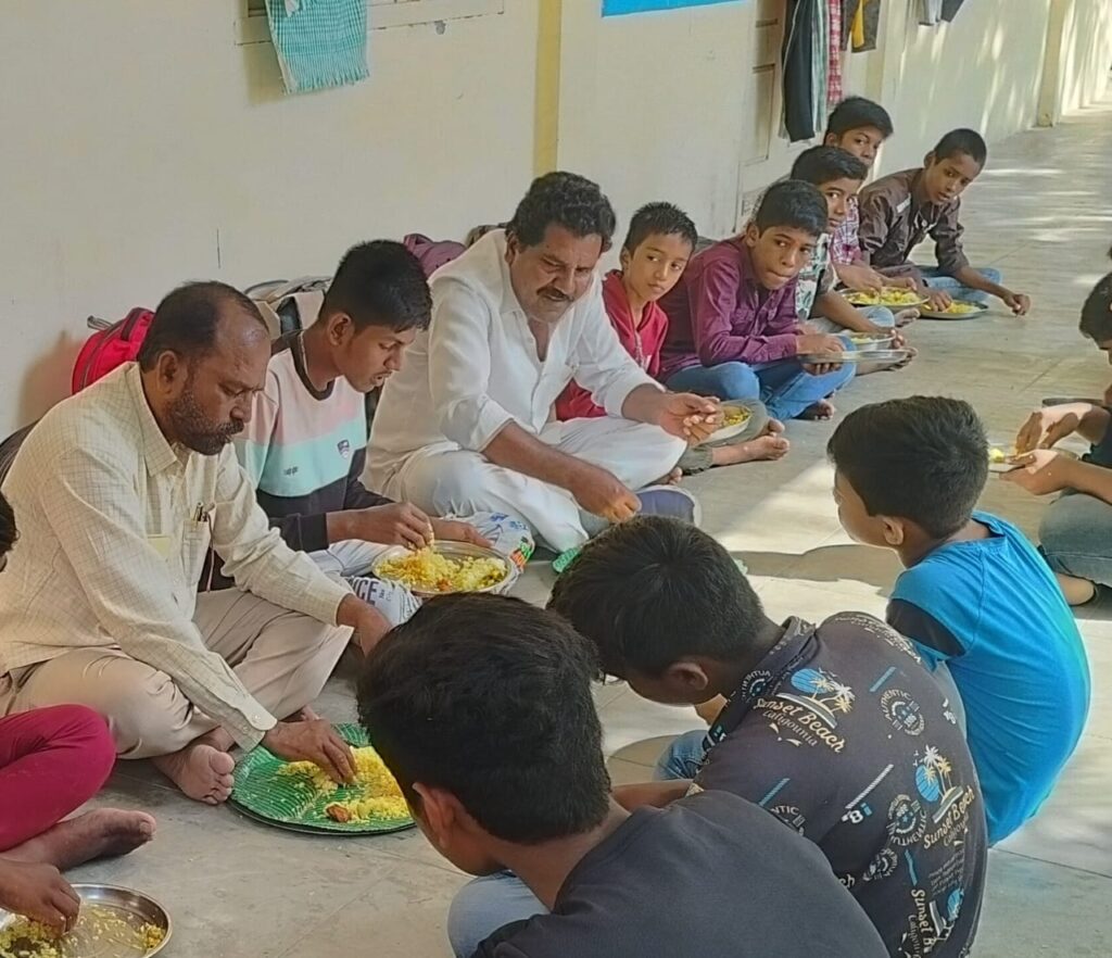 ఒక్కరికి 3 హాస్టల్ల నిర్వహణ ఎలా సాధ్యం ?