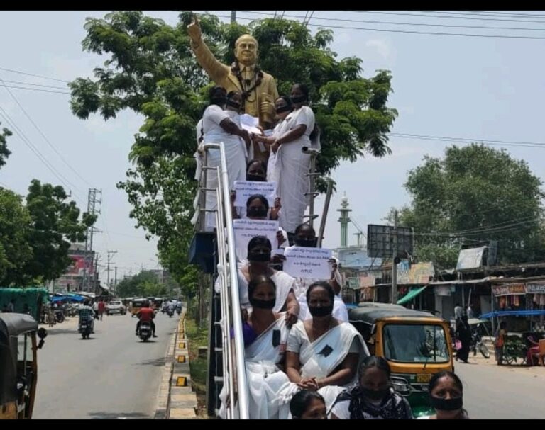 సెకండ్ ఏఎన్ఎం లను రెగ్యులర్ చేయాలని వినూత్న నిరసన