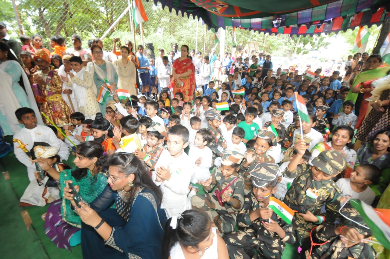 స్వాతంత్ర దినోత్సవ వేడుకలలో పాఠశాల విద్యార్థులు