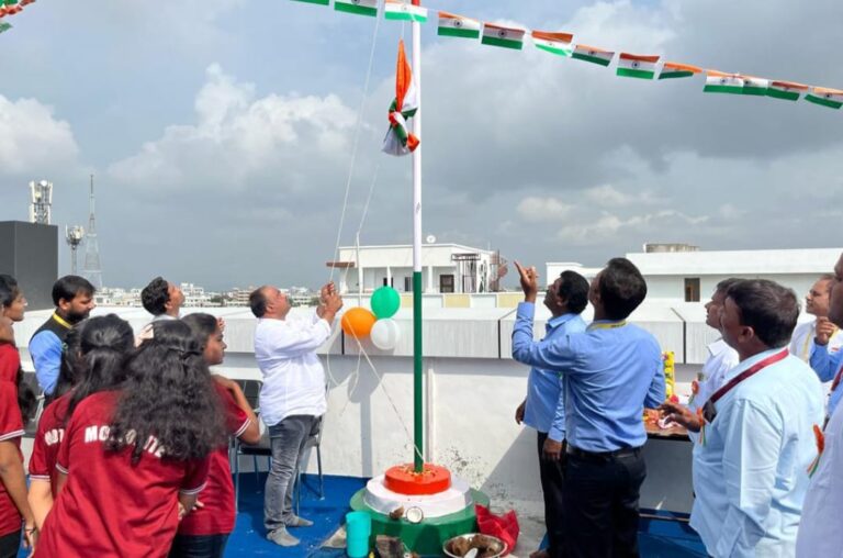 మోషన్ కాలేజీ నందు రెపరెపలాడిన మువ్వన్నెల జెండా