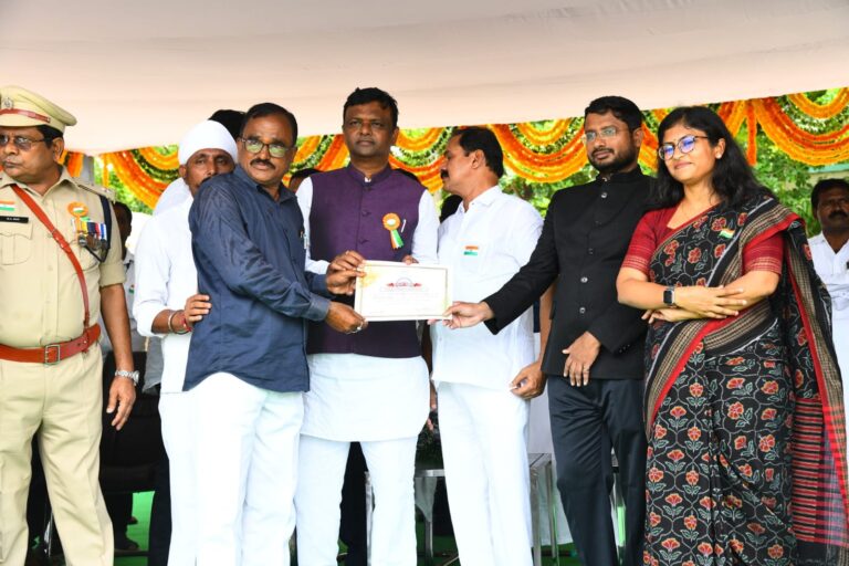 మున్సిపల్ ఉద్యోగులకు ఉత్తమ సేవా అవార్డు