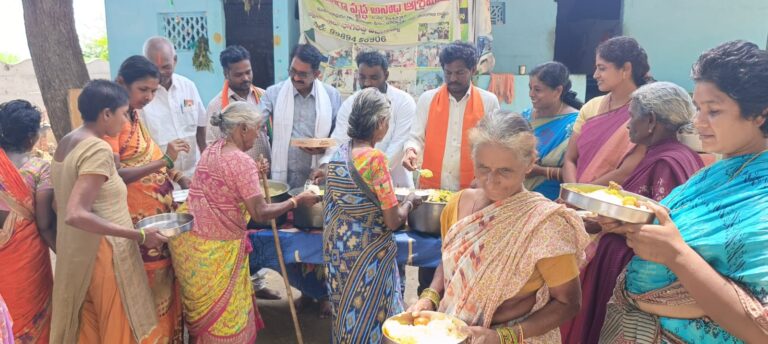 మాజీ ప్రధాని వాజ్ పేయి ఘన నివాళి