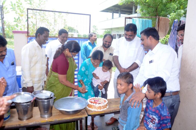 అనాధాశ్రమంలో అన్నదానం అభినందనీయం