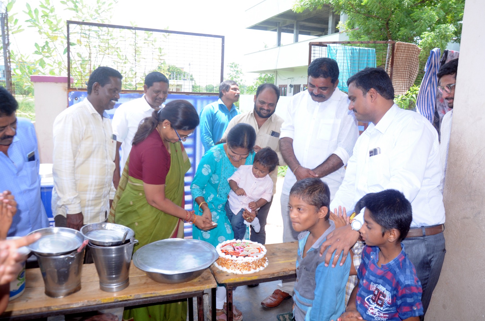 అనాధాశ్రమంలో అన్నదానం అభినందనీయం