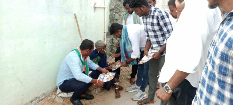 కాంగ్రెస్ యూత్ ఆధ్వర్యంలో డోర్ టు డోర్ ప్రచారం