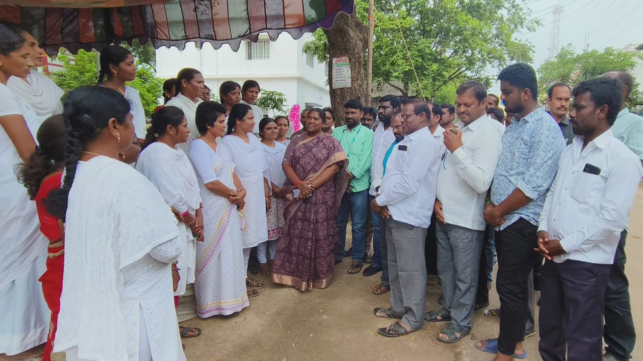 2nd ANMలను రెగ్యులర్ చేయాలి-సీతక్క