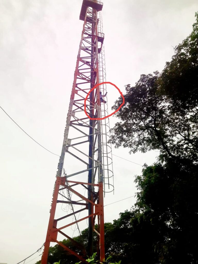సెల్ టవర్ ఎక్కి ఆత్మహత్యాయత్నానికి ప్రయత్నించిన దివ్యాంగుడు