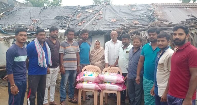 మృతుని కుటుంబానికి క్వింటా బియ్యం అందజేత