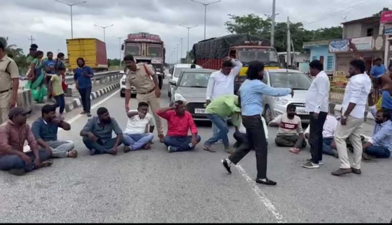 ఎమ్మెల్యే రాజయ్య మద్దతుదారుల ధర్నా