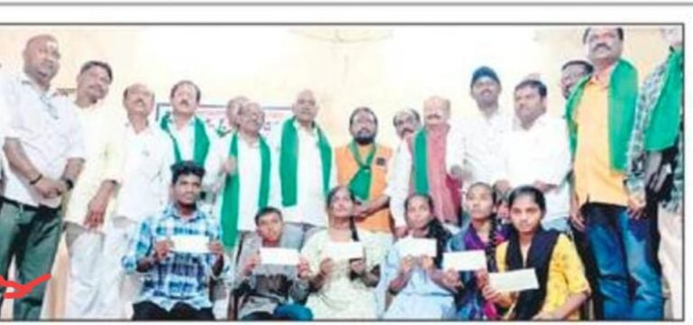 చెక్కులు అందుకున్న విద్యార్థులతో సంఘం నాయకులు