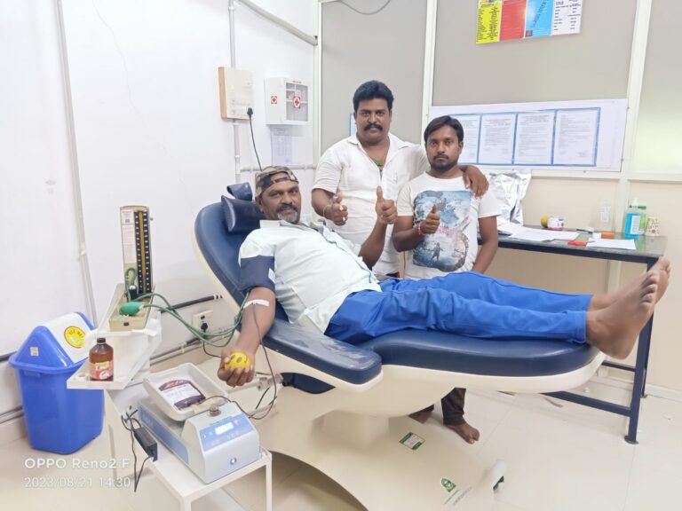 106 వసారి రక్తదానం చేసి చిన్నారికి ప్రాణం కాపాడిన లెజెండ్