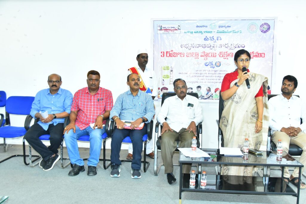 ప్రధానోపాధ్యాయుల శిక్షణ శిబిరాన్ని సందర్శించినా జిల్లా కలెక్టర్