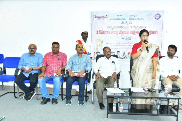 ప్రధానోపాధ్యాయుల శిక్షణ శిబిరాన్ని సందర్శించినా జిల్లా కలెక్టర్