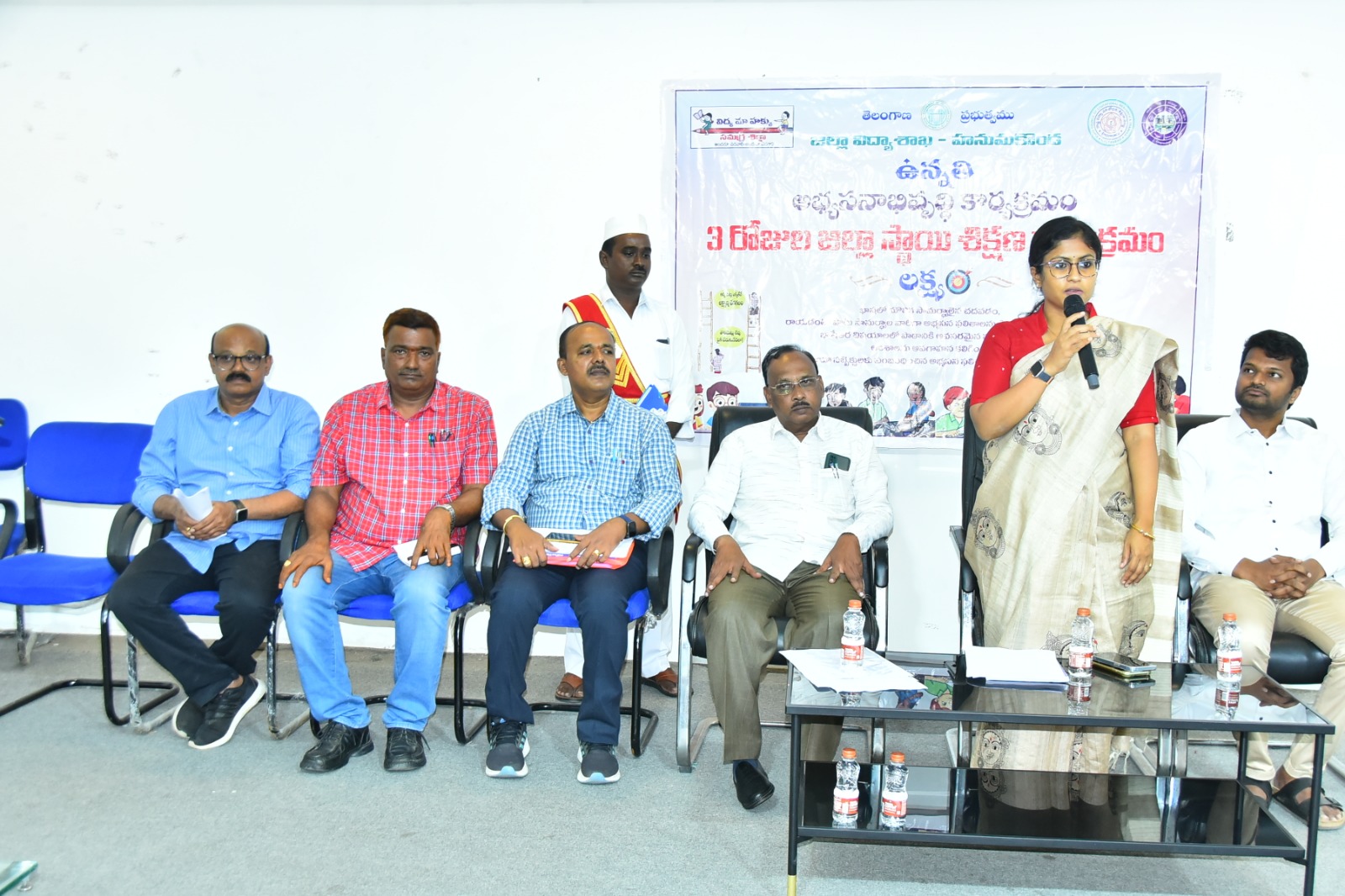 ప్రధానోపాధ్యాయుల శిక్షణ శిబిరాన్ని సందర్శించినా జిల్లా కలెక్టర్