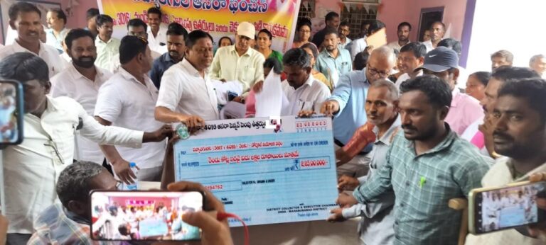 దివ్యాంగుల‌కు పెన్ష‌న్ల పంపిణీ చేసిన-ఎమ్మెల్యే రెడ్యానాయక్