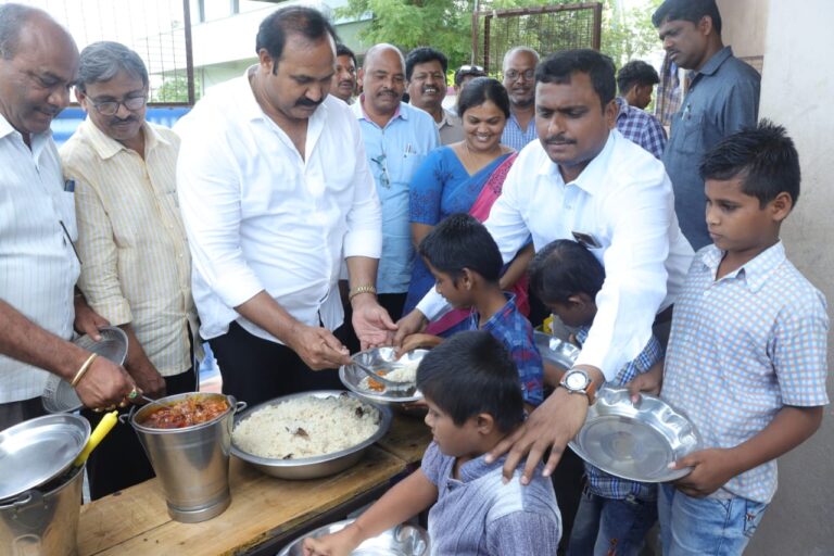 శనగల రాధాకృష్ణ స్వచ్ఛంద సేవ సంస్థ సేవలు అభినందనీయం