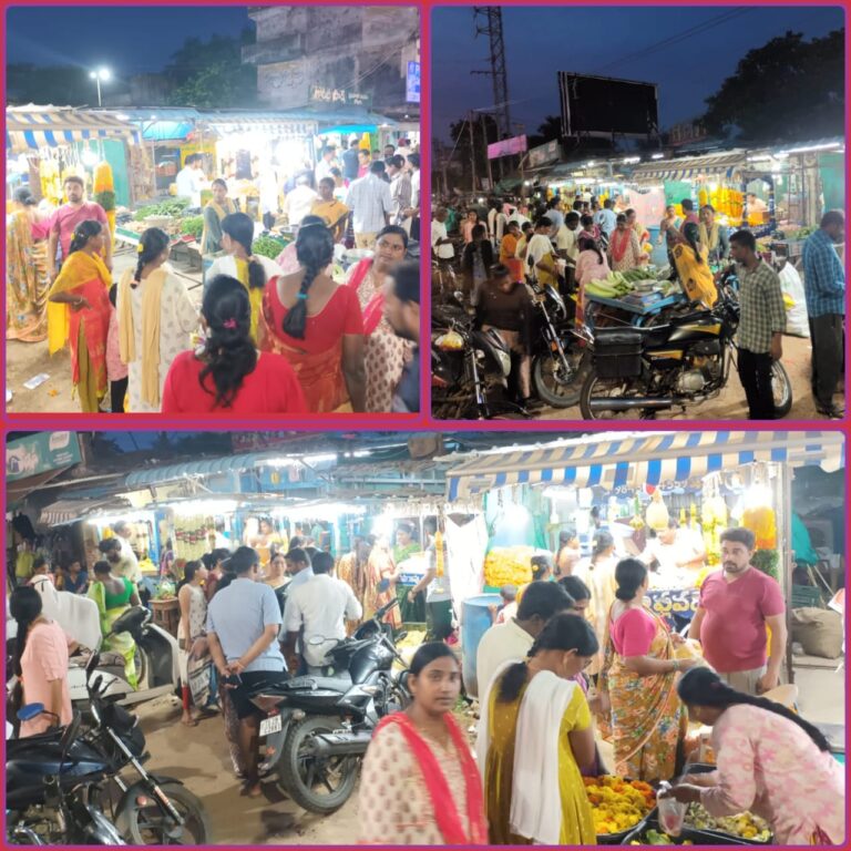 వరలక్ష్మీ వ్రతం సందర్భంగా కిక్కిరిసిన పూల మార్కెట్