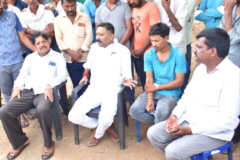 ప్రవీణ్ నాయక్ కుటుంబ సభ్యులను పరామర్శించిన నవీన్ రావు