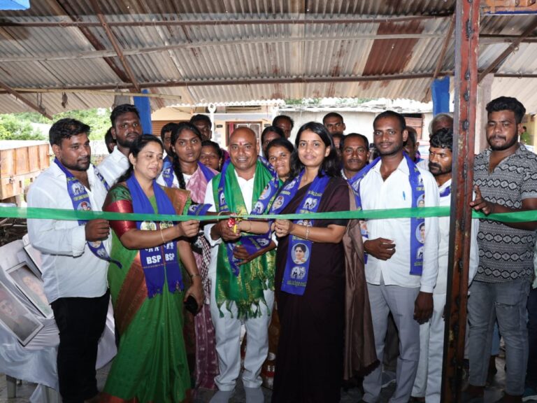 పథకాల ఆశచుపి బి ఆర్ ఎస్ పార్టీలో చేర్చుకుంటున్న ఎమ్మెల్యే
