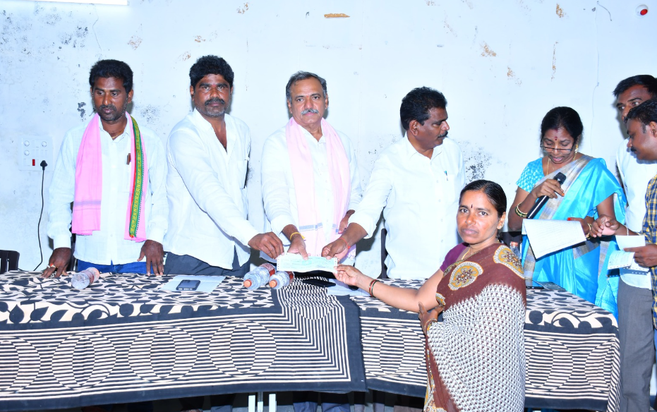 22 మంది లబ్ధిదారులకు చెక్కుల పంపిణీ చేసిన ఎమ్మెల్యే గండ్ర