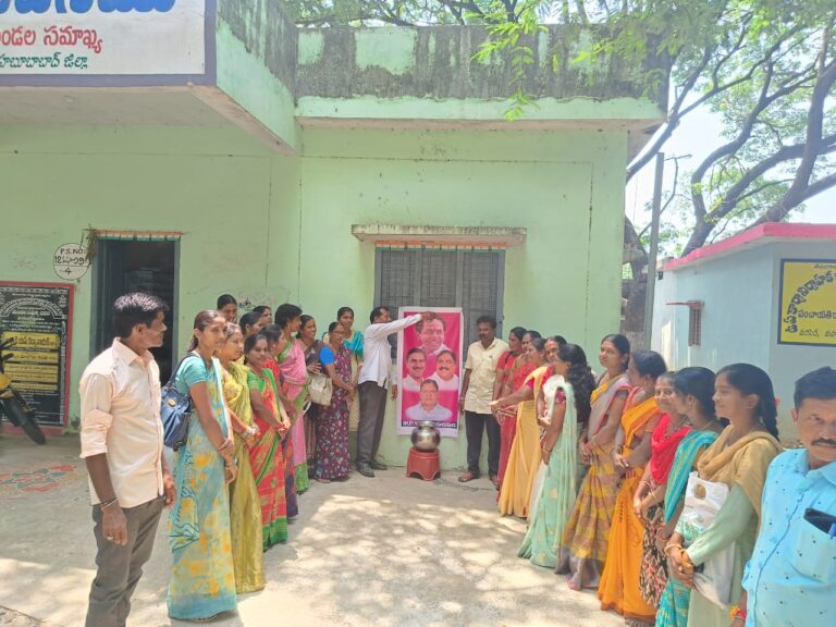 సీఎం చిత్రపటానికి పాలాభిషేకం చేసిన మరిపెడ మండలం ఐకెపి వివోఏలు