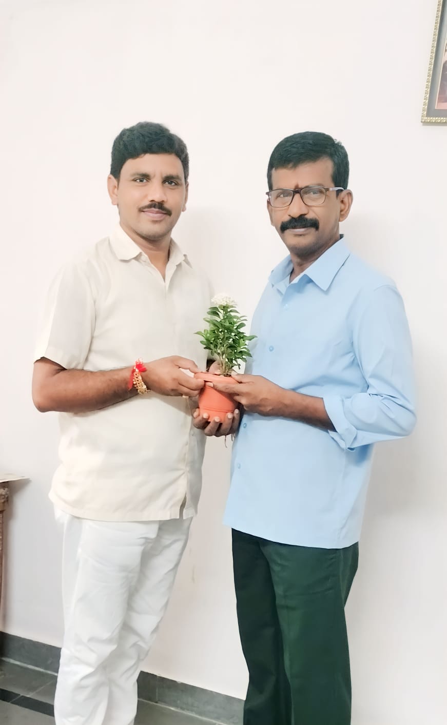 చదువుతో పాటు విలువలు నేర్పించాలి