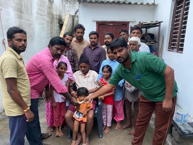 రోడ్డు ప్రమాదంలో గాయపడిన స్నేహితుడికి ఆర్థిక సాయం అందజేత