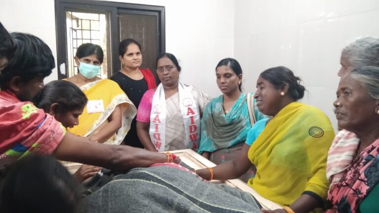 ఆత్మహత్యకు పాల్పడిన విద్యార్ధినుల ఘటనపై సమగ్ర విచారణ జరపాలి.