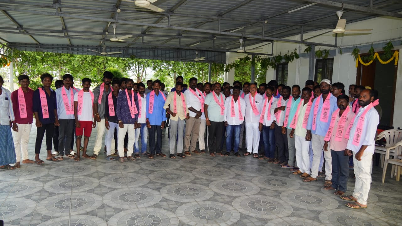 గులాబీ గూడులోకి కాంగ్రెస్ నాయకులు