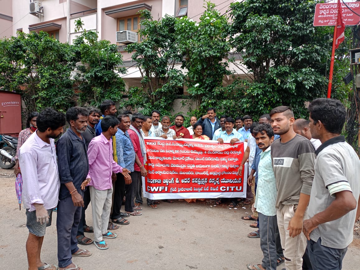 భవన నిర్మాణ కార్మికులకు మోటార్ బైకులు ఇవ్వాలి