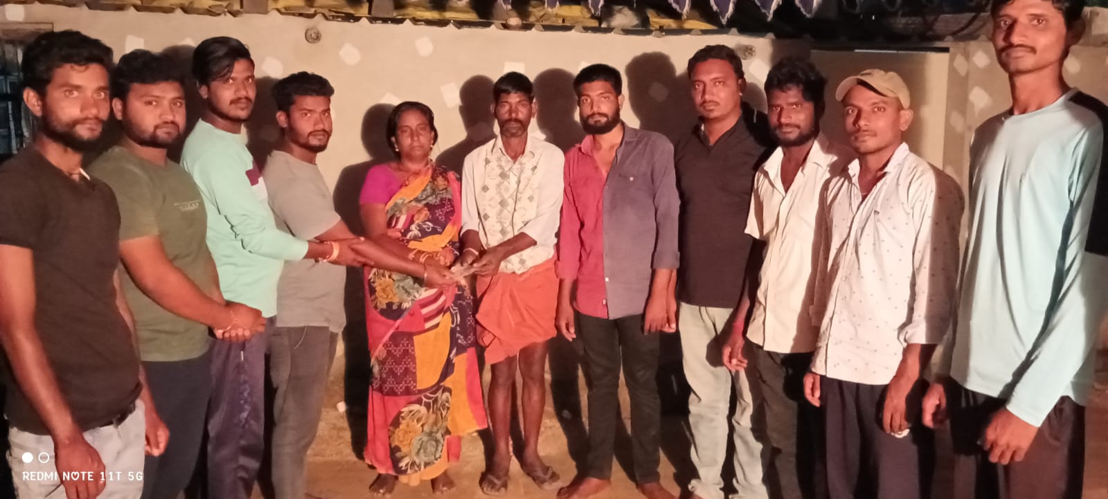 చిన్ననాటి మిత్రుడి కుటుంబానికి అండగా నిలిచిన మిత్రులు