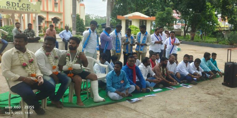 విద్యార్థుల పైన దాడికి కారకులైన విసి,రిజిస్ట్రార్ ని తక్షణమే రాష్ట్ర ప్రభుత్వం భర్తరఫ్ చేయాలి