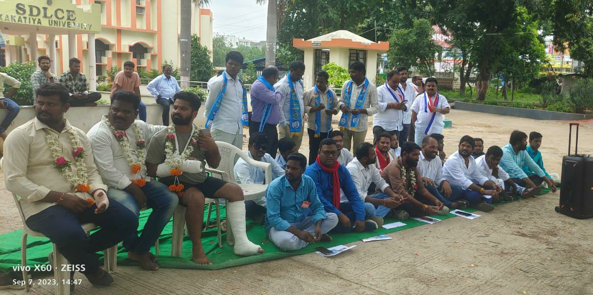 విద్యార్థుల పైన దాడికి కారకులైన విసి,రిజిస్ట్రార్ ని తక్షణమే రాష్ట్ర ప్రభుత్వం భర్తరఫ్ చేయాలి