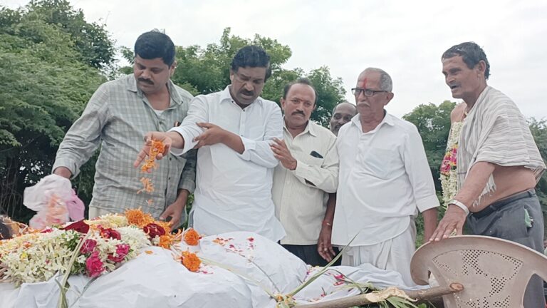 గాదె వినోద గారి పార్థివదేహానికి పూలమాల వేసి నివాళులర్పించిన ఎమ్మెల్యే డా.రాజయ్య