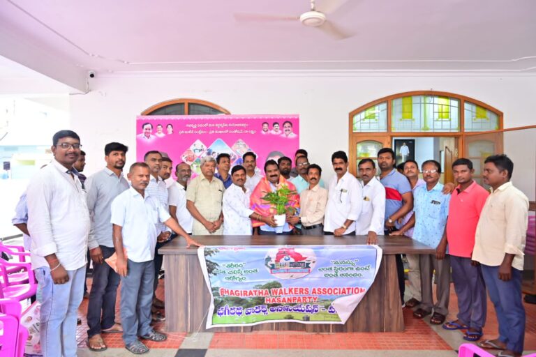 ఎమ్మెల్యే అరూరి రమేష్ ను కలిసిన భగీరథ వాకర్స్ అసోసియేషన్
