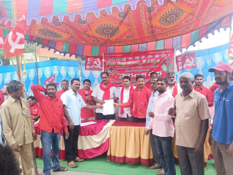 తమ్మినేని కి జిపి జెఎసి వినతిఈ సందర్భంగా తమ్మినేని వీరభద్రం గారు మాట్లాడుతూ గ్రామపంచాయతీ ఉద్యోగ కార్మికుల న్యాయమైన డిమాండ్లను రాష్ట్ర ప్రభుత్వం తక్షణమే పరిష్కరించాలని ప్రభుత్వాన్ని డిమాండ్ చేశారు డిమాండ్లు పరిష్కరిస్తాం సమ్మె విరమించాలని చెప్పిన మంత్రి దయాకర్ రావు సమ్మె విరమించిన తర్వాత గ్రామపంచాయతీ సిబ్బంది సమస్యలను పట్టించుకోకుండా నాన్చివేత ధోరణి ప్రదర్శించడం సరైనది కాదని అన్నారు గ్రామపంచాయతీ ఉద్యోగ కార్మికులు తమ న్యాయమైనడిమాండ్ల సాధన కోసం ఉద్యమించాలని వారికి సిపిఎం పార్టీ అండగా ఉంటదని తెలిపారు ఈ కార్యక్రమంలో గ్రామపంచాయతీ ఉద్యోగ కార్మిక సంఘాల జేఏసీ జిల్లా నాయకులు బస్వ రామచంద్రం సిఐటియు జిల్లా నాయకులు చిట్యాల సోమన్న కోడెపాక యాకయ్య వివిధ మండలాల జేఏసీ నాయకులు రాము ఉత్తపు ఐలయ్య గొడిశాల సోమయ్య చింత ఎల్లయ్య చింత వెంకన్న కొడకండ్ల రమేష్ తదితరులు పాల్గొన్నారు