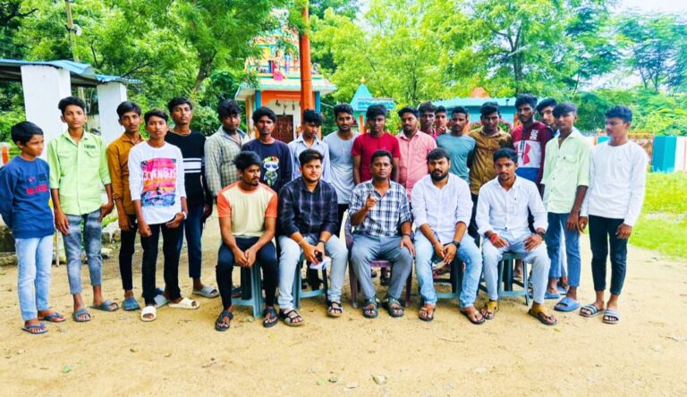 అక్టోబర్ 1న కోదాడ బాలురు ఉన్నత పాఠశాలలో జరిగే గద్దర్ అన్న యాదిలో సంస్మరణ సభకు యువత కదం తొక్కాలని ఓయూ జేఏసీ నాయకులు కందుల మధు పిలుపునిచ్చారు. సోమవారం మండల కేంద్రంలో ఏర్పాటు చేసిన విలేకర్ల సమావేశం లో ఆయన మాట్లాడుతూ తెలంగాణ కోసం తొలి దశ నుండి మలిదశ వరకు జీవితాలను త్యాగం చేసిన ఉద్యమకారుల కుటుంబాలకు సంక్షేమ పథకాల్లో 50 శాతం రిజర్వేషన్ లు కల్పించాలని ప్రభుత్వాన్ని డిమాండ్ చేశారు. ఉద్యమకారులను గుర్తించిన రాజకీయ పక్షాలకే భవిష్యత్తులో తమ మద్దతు ఉంటుందని వెల్లడించారు. ప్రజా సంఘాలు ఉద్యమకారులను గుర్తించే రాజకీయ పక్షాలు అక్టోబర్ 1న కోదాడ లో జరగబోయే గద్దర్ అన్నయ్య యాదిలో సభ లో భాగస్వాములు కావాలన్నారు. అమరుడైన నడిగూడెం విదార్ది నాయకుడు కనకరాజు తెలంగాణ ఉద్యమంలో తమతో కలసి పోరాటం చేసాడని అయన పోరాటానికి చిహ్నంగా విగ్రహాన్ని ఏర్పాటు చేస్తామని తెలియజేసారు. విలేకరుల సమావేశంలో ఓయూ అధ్యక్షులు శ్రీకాంత్ యాదవ్, మండల కో ఆర్డినేటర్లు మీర్జా మోసిన్ బేగ్,మురళి, వినోద్,రవినాయక్, వీరబాబు, నవీన్, గోపి, సాయిగోపి, క్రాంతి కుమార్, సాయి పలువురు ఉద్యమ నాయకులు, తదితరులు పాల్గొన్నారు.