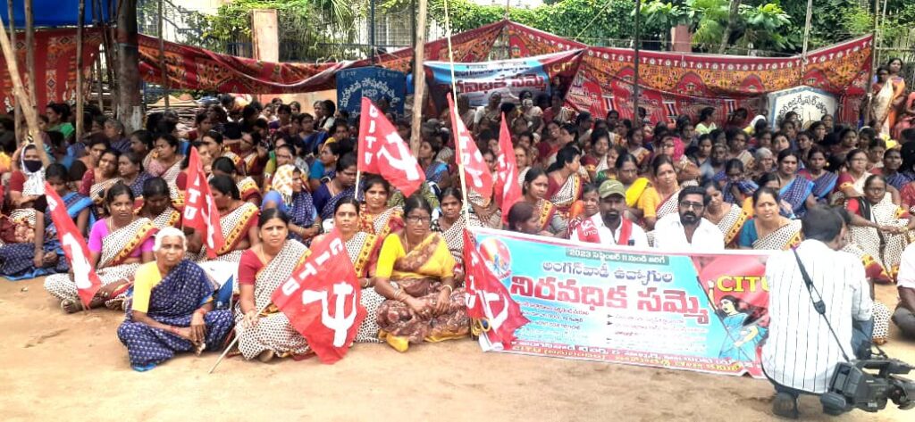అధికారులు అంగన్వాడి తాళాలు దొంగతనంగా పడగొలగొట్టడం చిగ్గు మాలిన చర్య