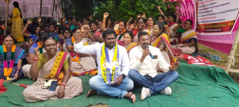 అంగన్వాడి ఉద్యోగుల నిరవధిక సమ్మెకు మద్దతుగా తీన్మార్ మల్లన్న టీం
