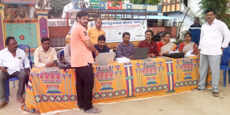 ఓటర్ నమోదుపై అవగాహన కల్పిస్తున్న…తహసిల్దార్ నాగేశ్వరరావు