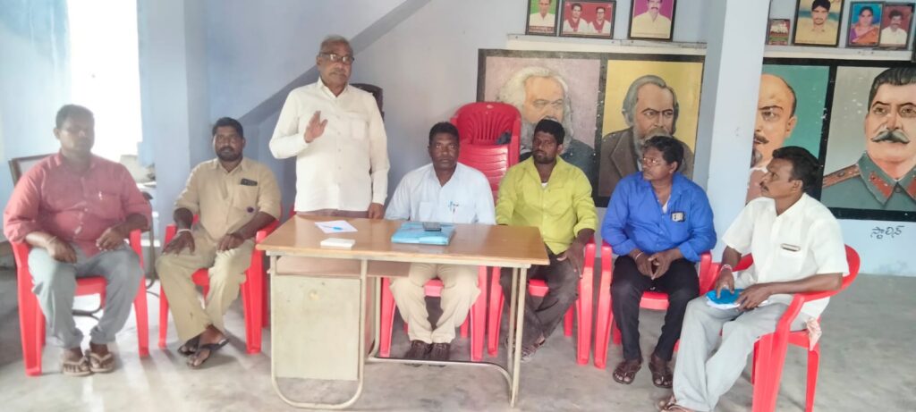 అంగన్వాడీ ఉద్యోగులపై అధికారుల వేధింపులు ఆపాలి