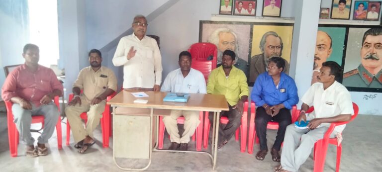 అంగన్వాడీ ఉద్యోగులపై అధికారుల వేధింపులు ఆపాలి