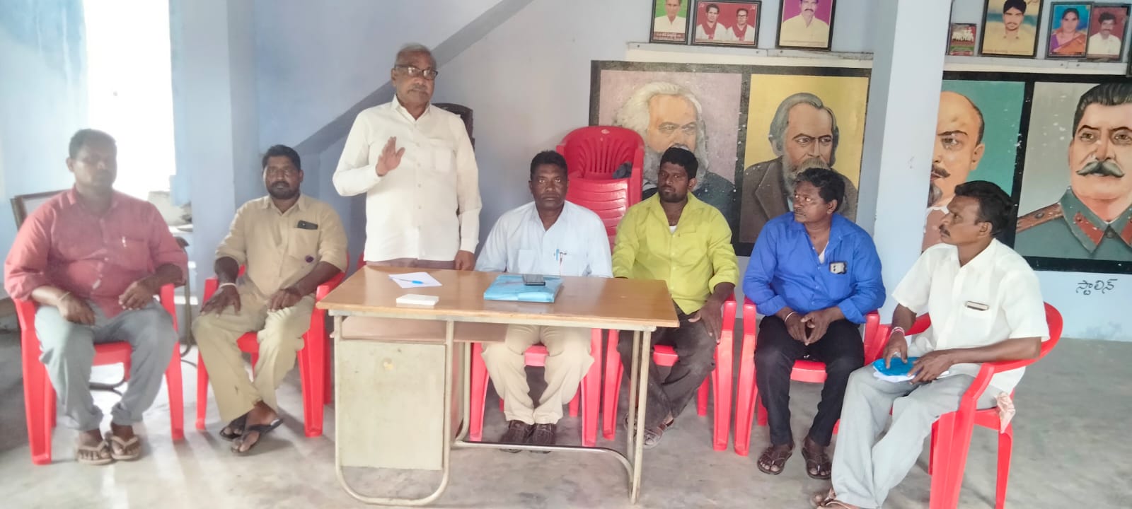 అంగన్వాడీ ఉద్యోగులపై అధికారుల వేధింపులు ఆపాలి